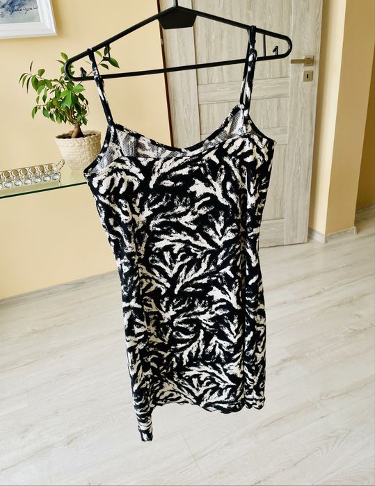 Modna łaciata sukienka na ramiączka Sinsay czarno biała M