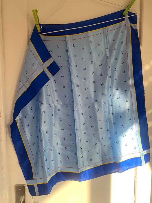 Lenço 100 % seda azul com motivos abstractos