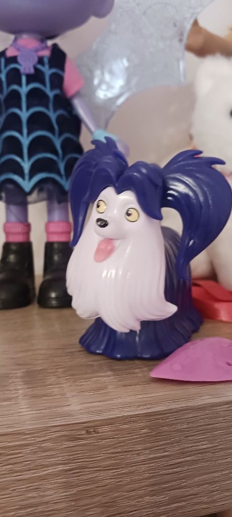 Boneca vampirinha grande com cao  e pequenina