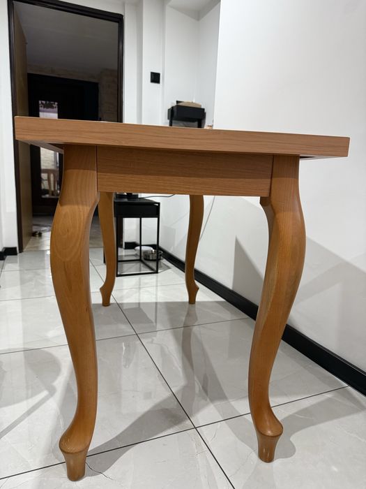 Klasyczny stół kuchenny