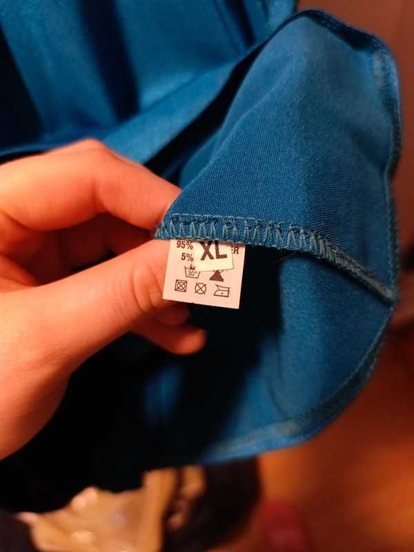Niebieska sukienka z baskinką połowinki studniówka wesele impreza