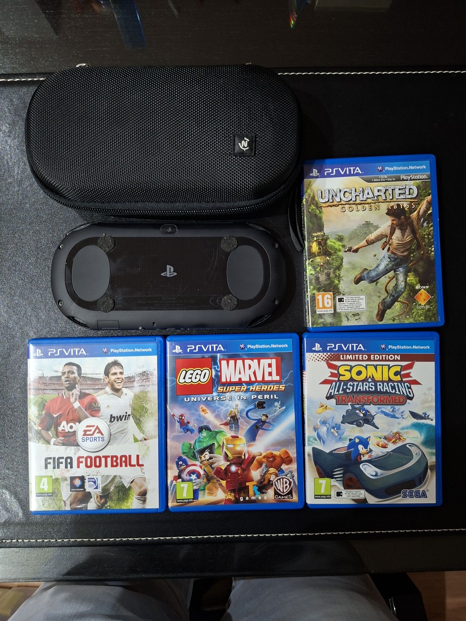 Vendo PS Vita com 4 jogos
