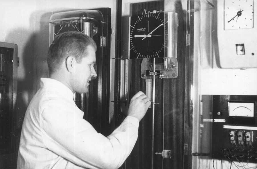 Zegary elektryczne i elektroniczne. Zdzisław Mrugalski