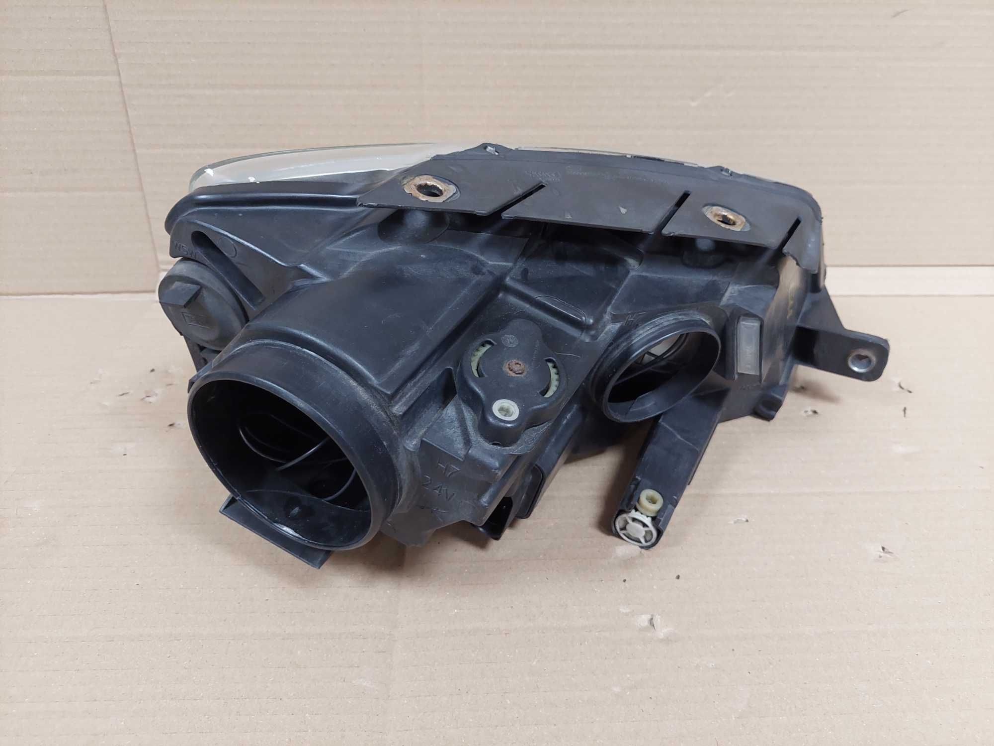 VW Passat B6 05-10r lampa przód lewa zwykła H7 VALEO EU BDB KPL
