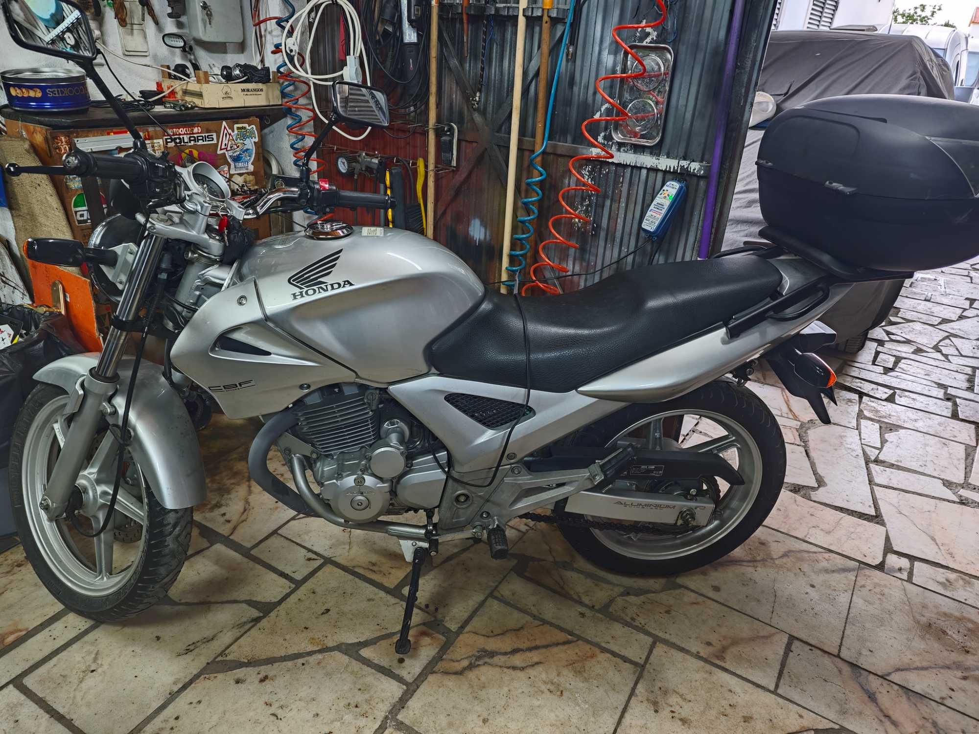 Honda CBF 250cc de Dezembro de 2005 em muito bom estado