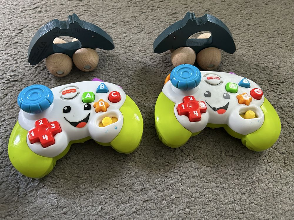 Dwa pady fisher price i dwa drewniane autka