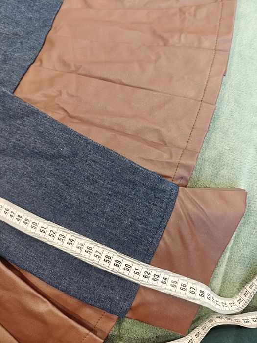 Dwuczęściowy komplet: krótka kurtka i plisowana spódnica