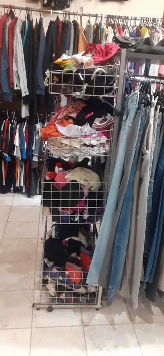 Wyposażenie sklepu z tanią odzieżą