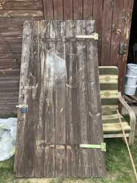 Drzwi budowlane drewniane z kłódką