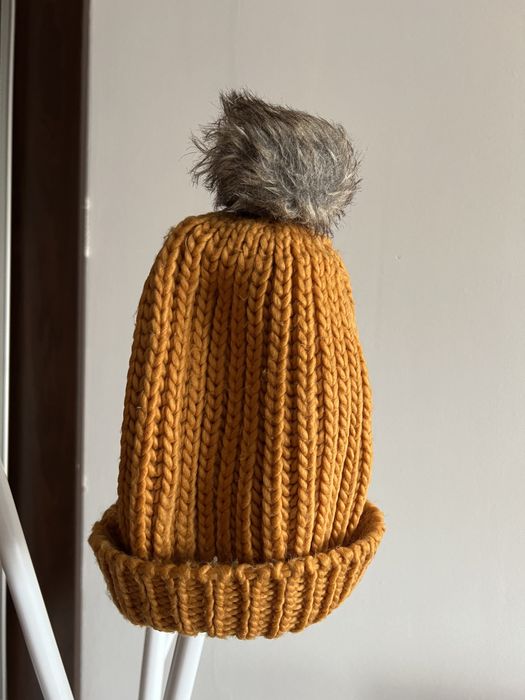 Musztardowa czapka z pomponem