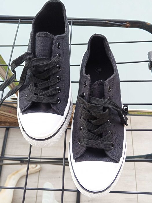 Trampki z białą podeszwą do szkoły na WF. Rozmiar 38.