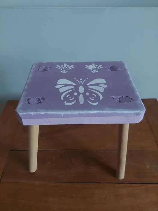 Uroczy, liliowy stołek/taboret maloway hand made z drewna dla dzieci