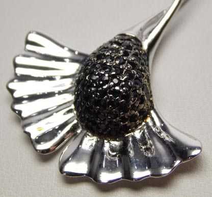Srebrna zawieszka ciekawy kształt czarne cyrkonie