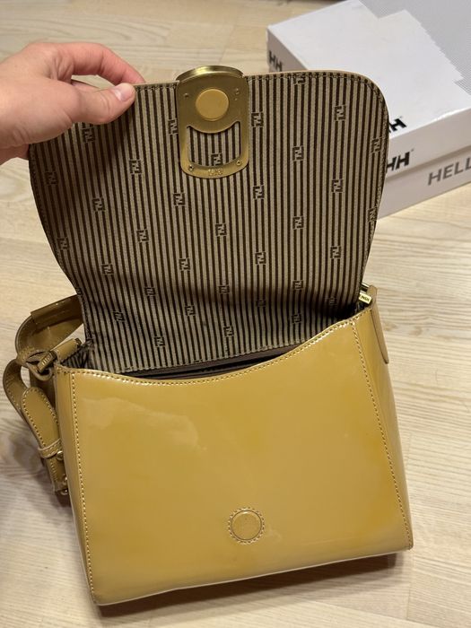 Лакова бежева сумка Fendi