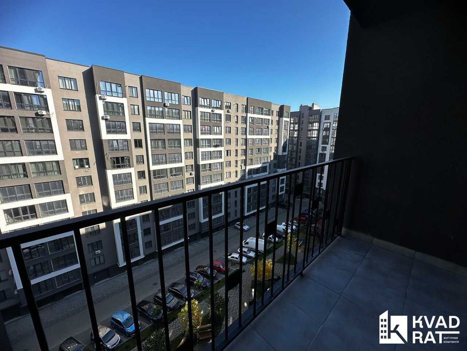 Здана двокімнатна квартира з чорновим ремонтом.