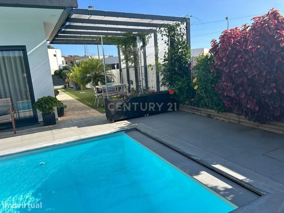 Moradia T4 - Charneca Caparica, c/Piscina Aquecida e Jardim.