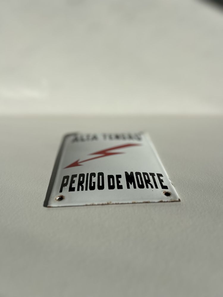 Antiga placa de esmalte