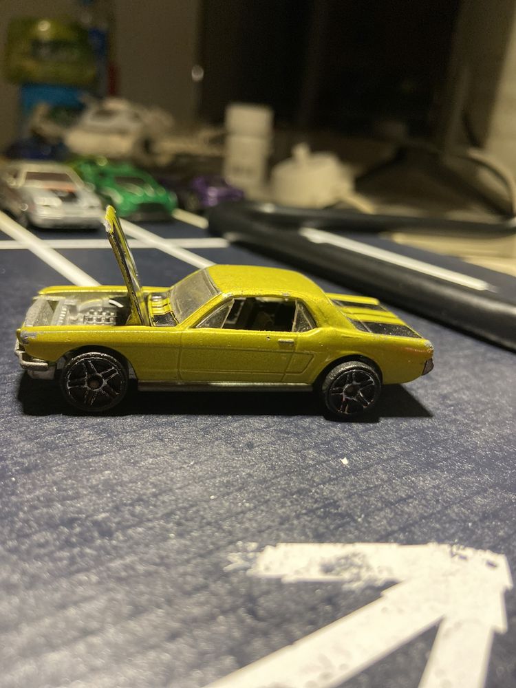 VINTAGE 1965 Mustang - 1983 - Hotwheel - open hood