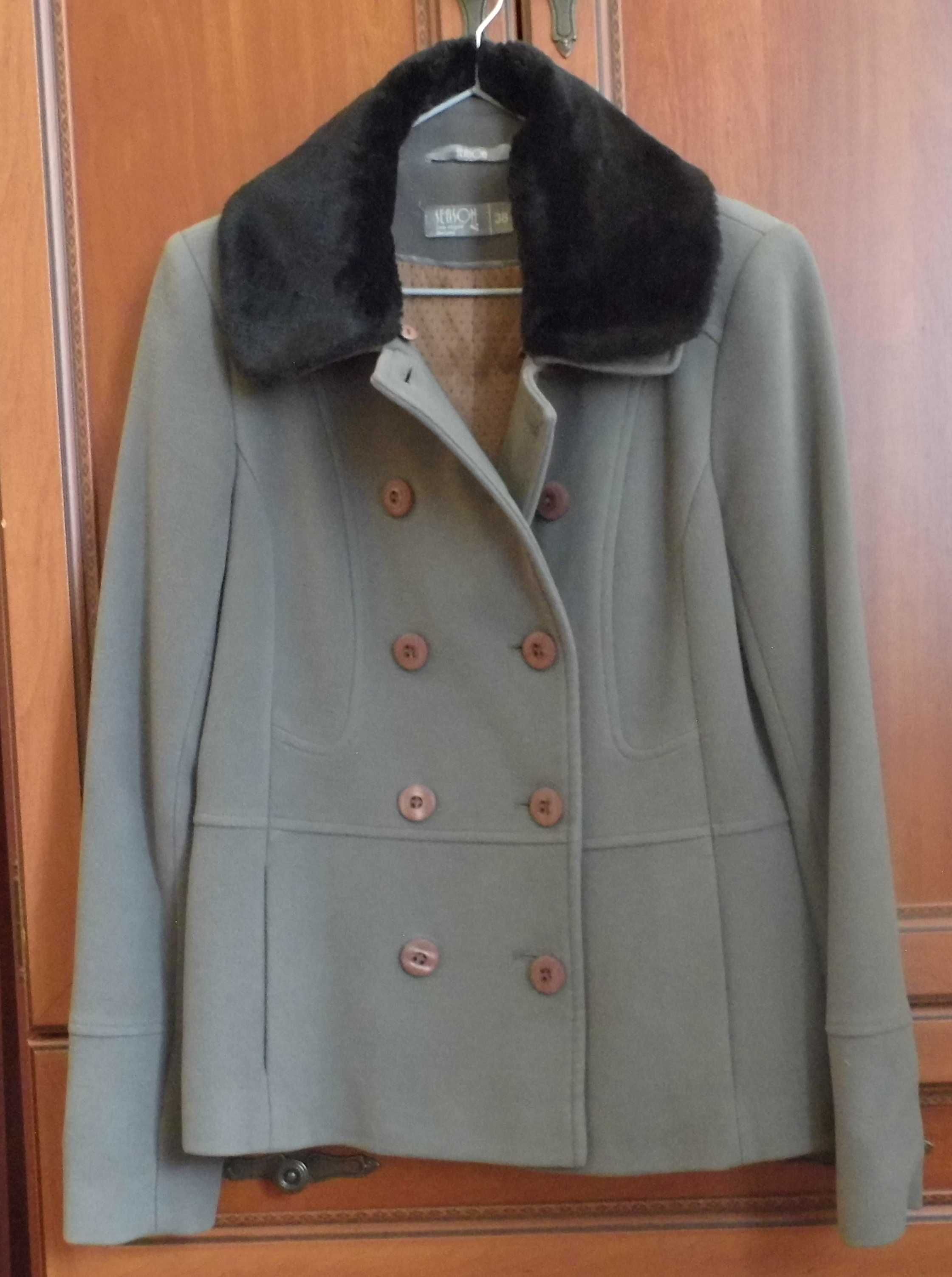 Демисезонное короткое пальто с пушистым воротничком.
