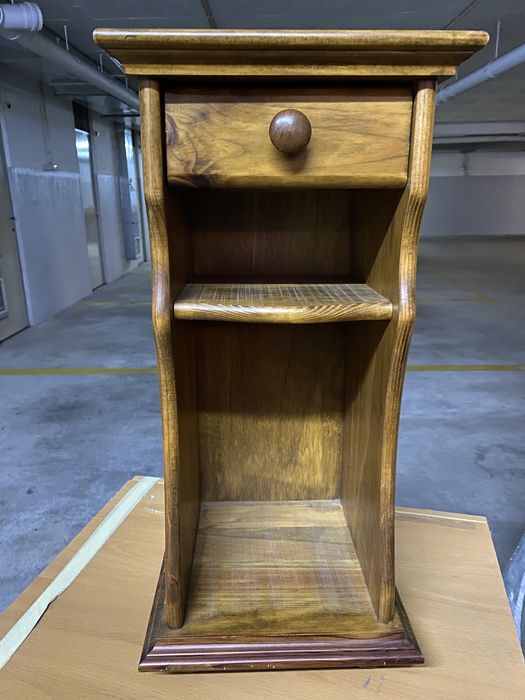 Móvel castanho maciço decorativo de apoio