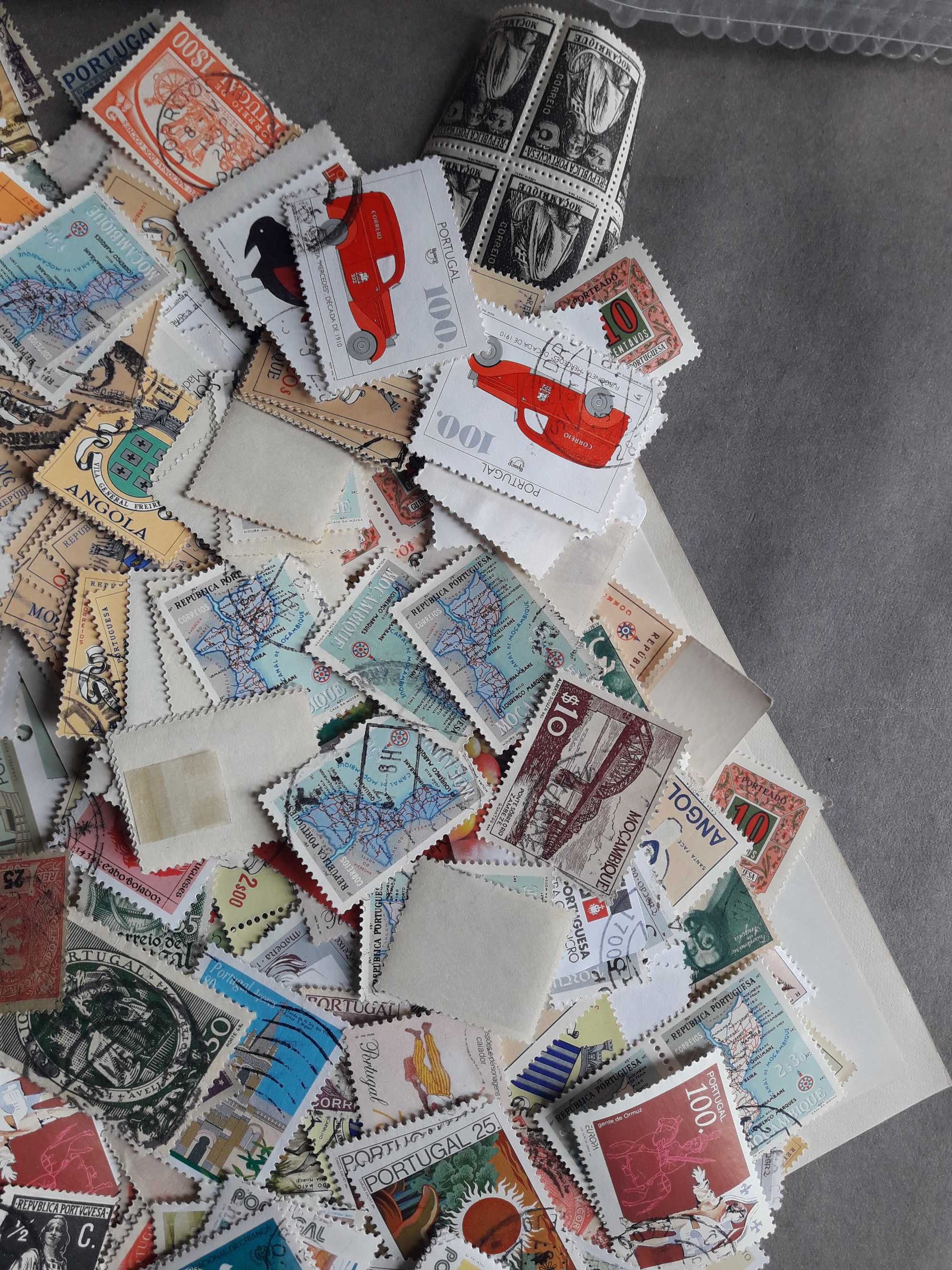 Caixa de mais de 2000 selos Portugal e Colónias