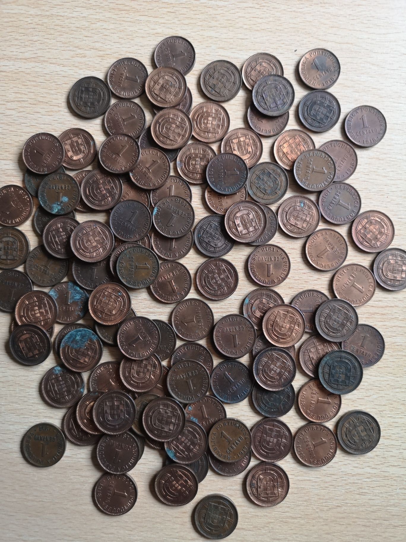 Várias moedas 1 centavo.
