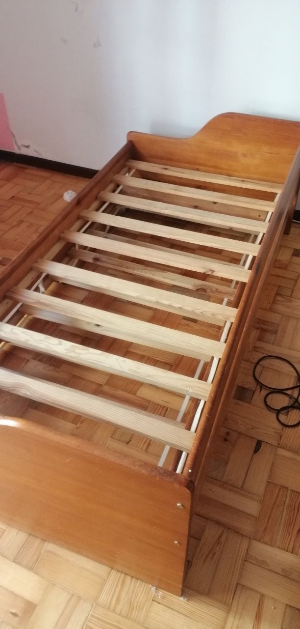 Cama solteiro dupla com colchões