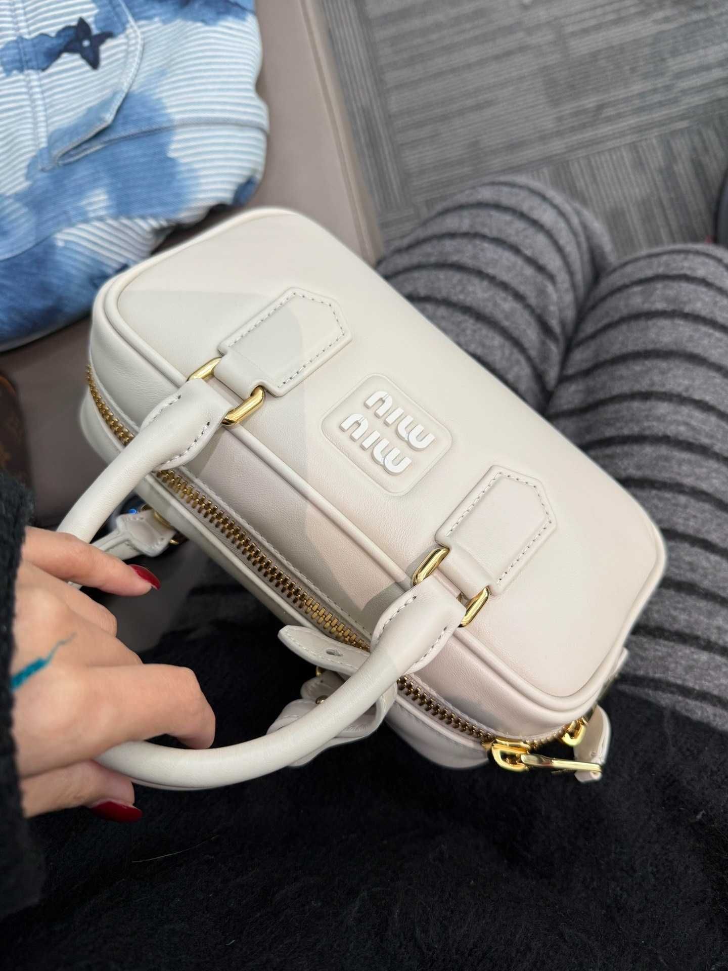 MiuMiu Biała Mała Torba Letnia Trend 2025 Darmowe Zwroty