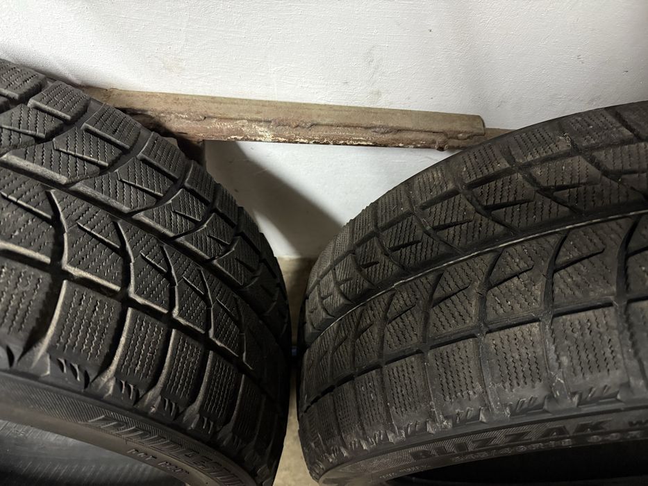 Продам 2-ве  зимнее шины Bridgestone Blizzak WS 60 (245/40 R 18)