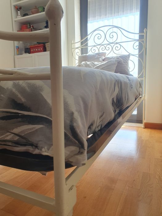 Cama de ferro restaurada