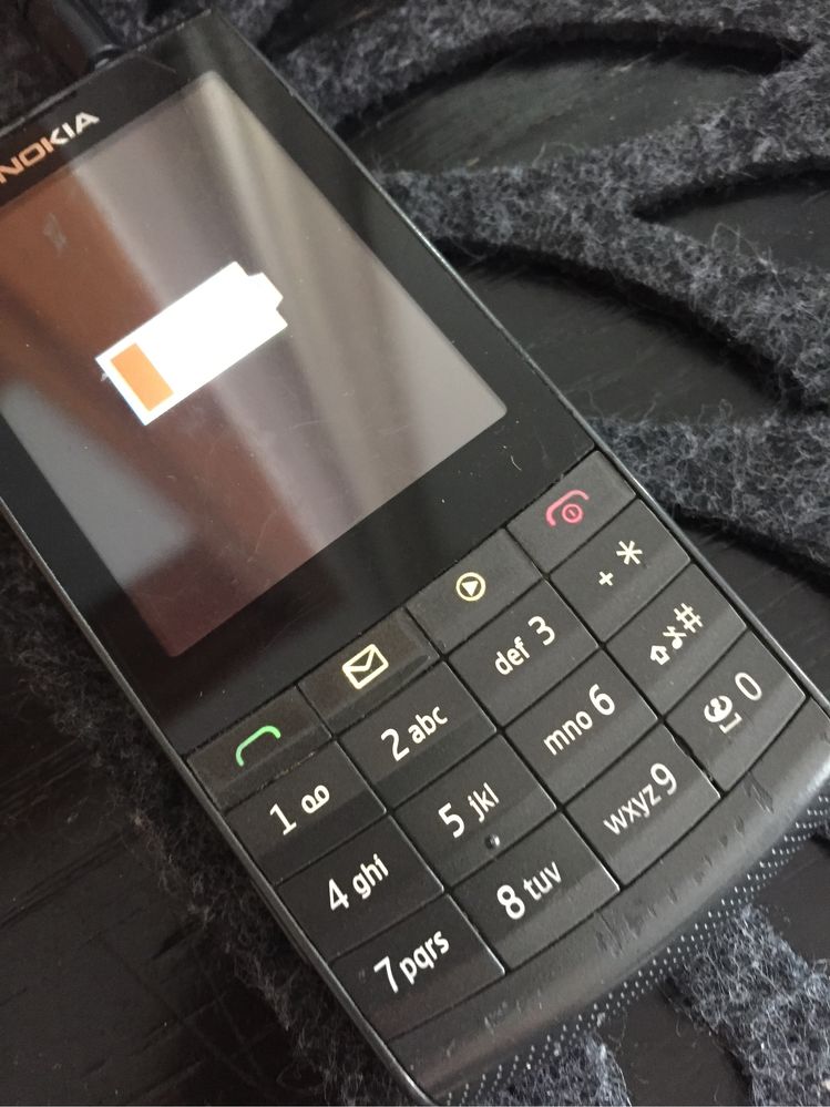 Telefon starej generacji   Nokia sprawny z ładowarką czarny.