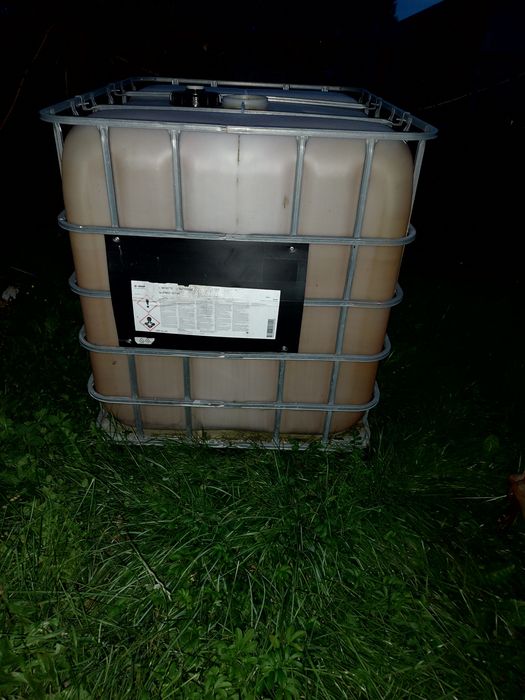 Dwa pojemniki mauzer