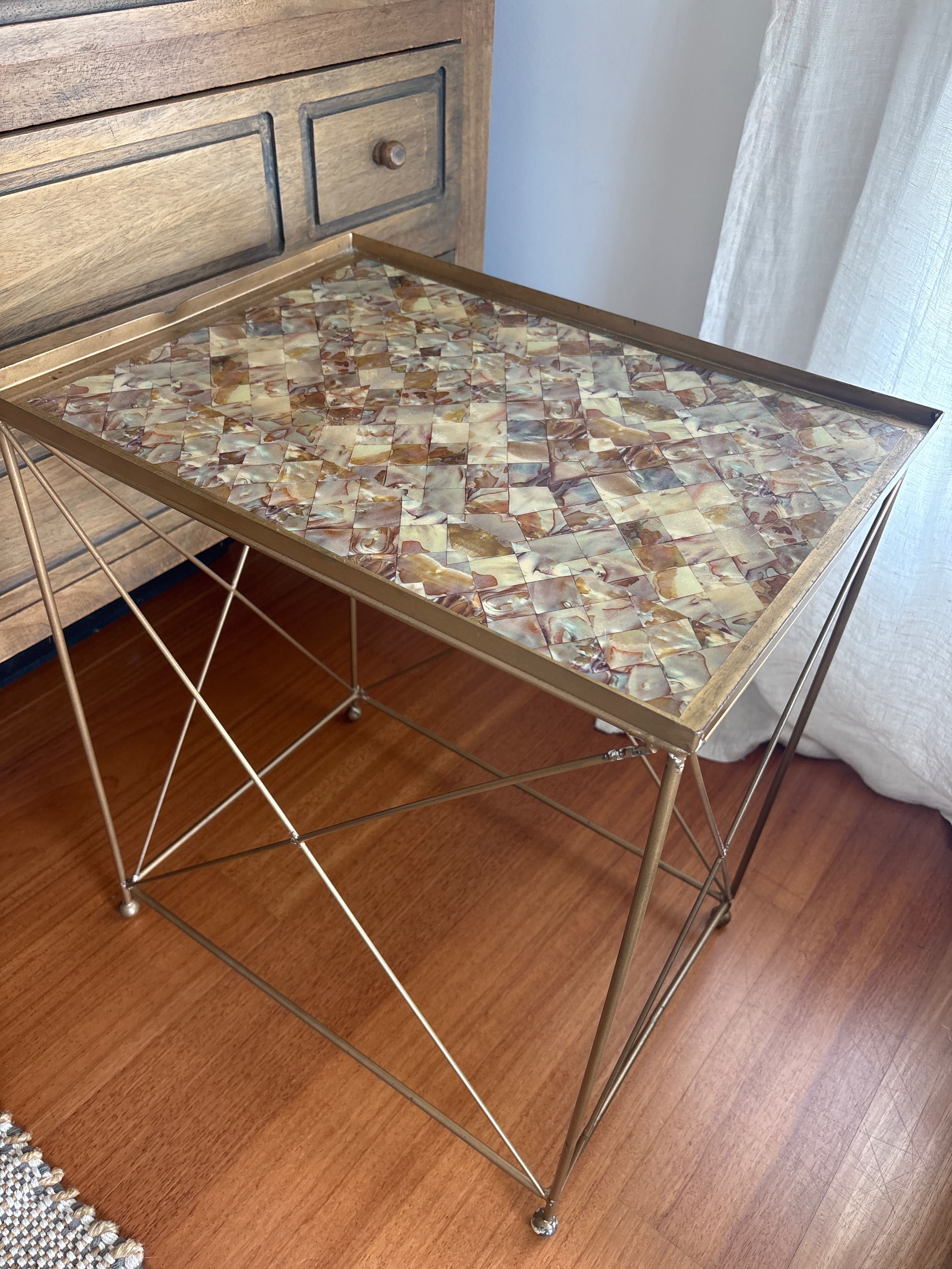 Mesa auxiliar com desenho geométrico