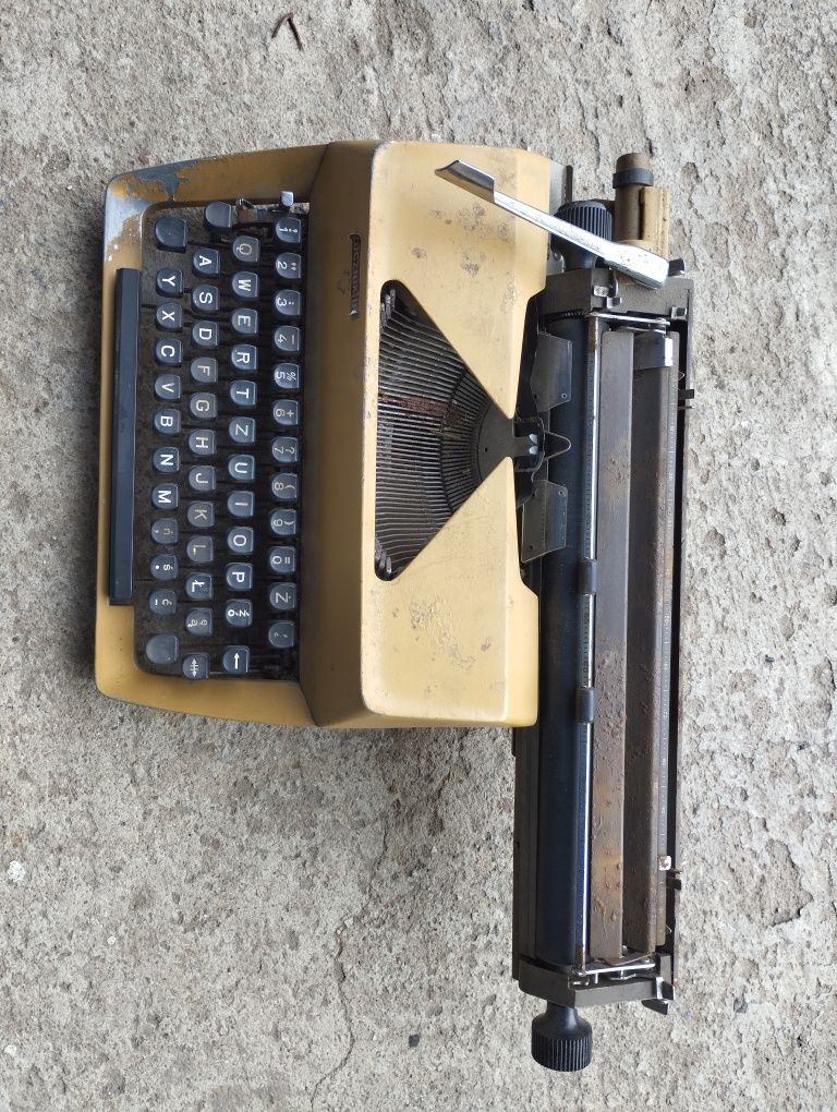 Maszyna do pisania łucznik 130 PRL