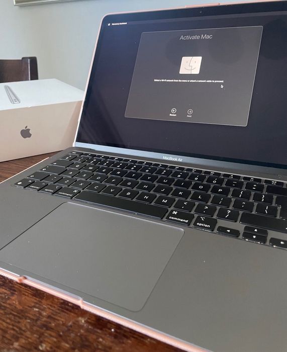 Apple MacBook Air 13" M1 (2020) + etui Incase - stan idealny