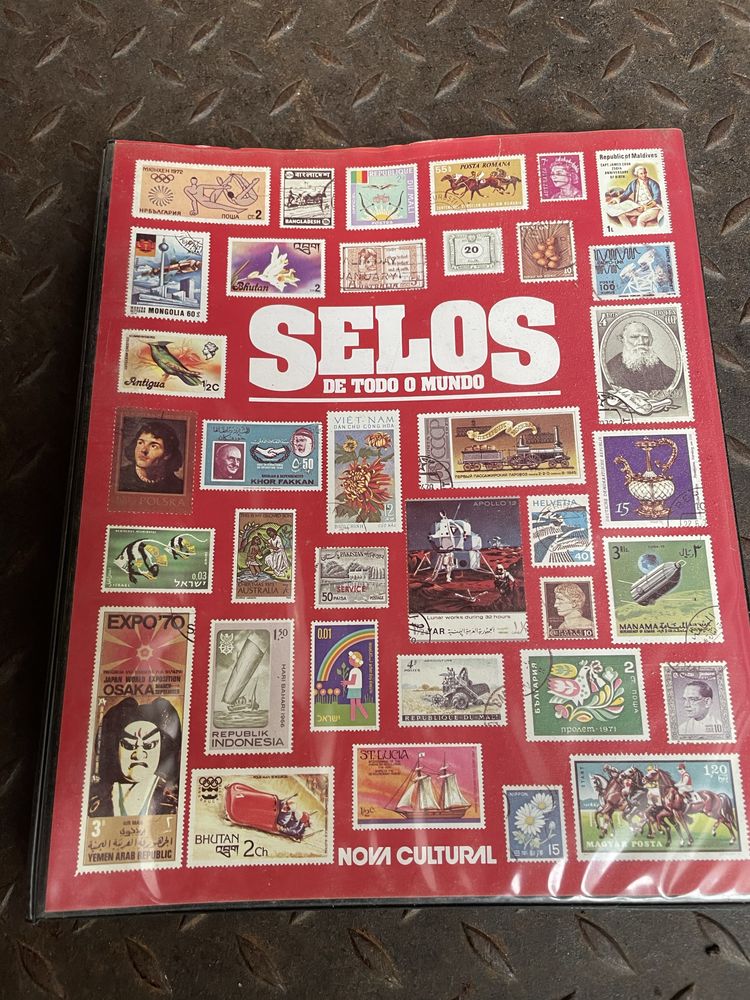Livro sobre selos de todo o Mundo