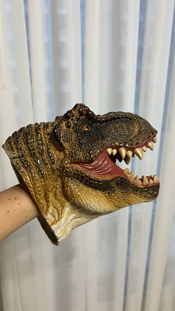 Голова динозавра на руку