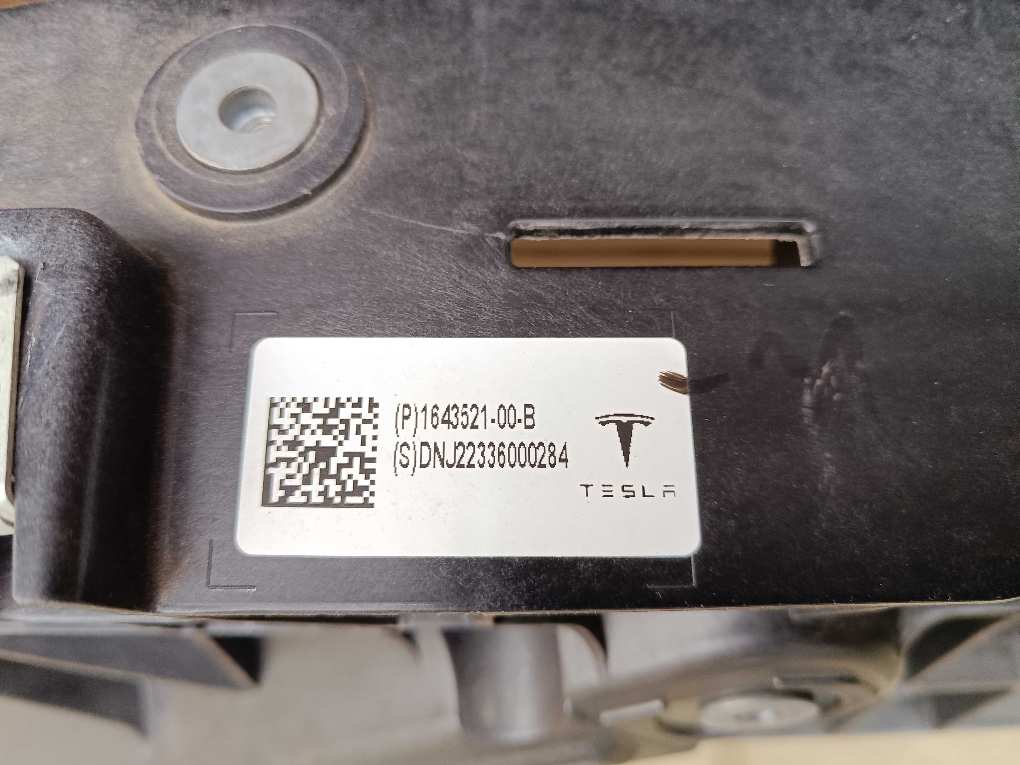 pas przedni Tesla Model Y