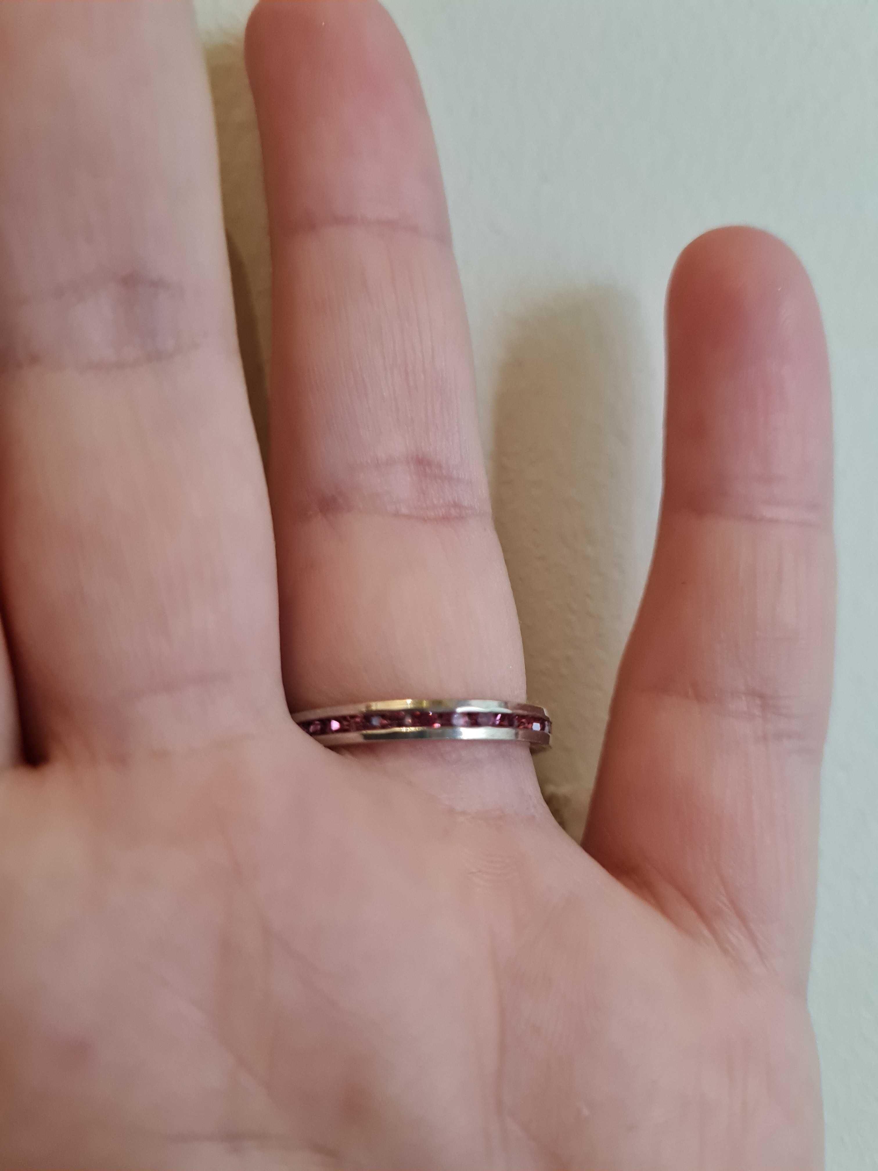 Srebrny pierścionek z różowymi cyrkoniami nowy srebro prosty
