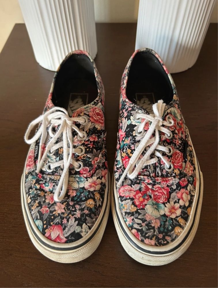 Vans com padrão florido