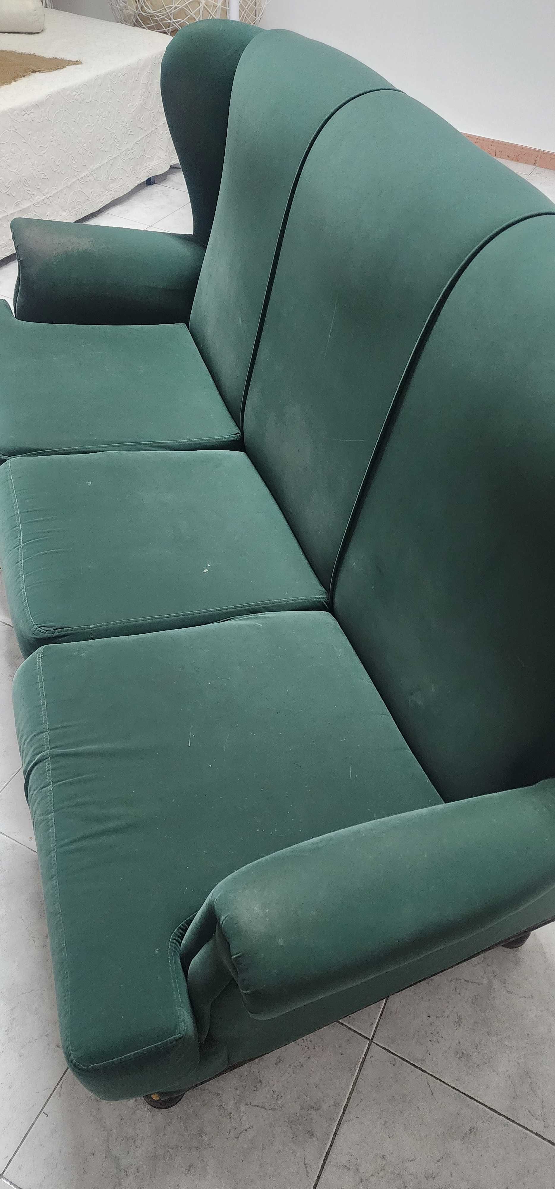 Sofa verde com marcas de uso