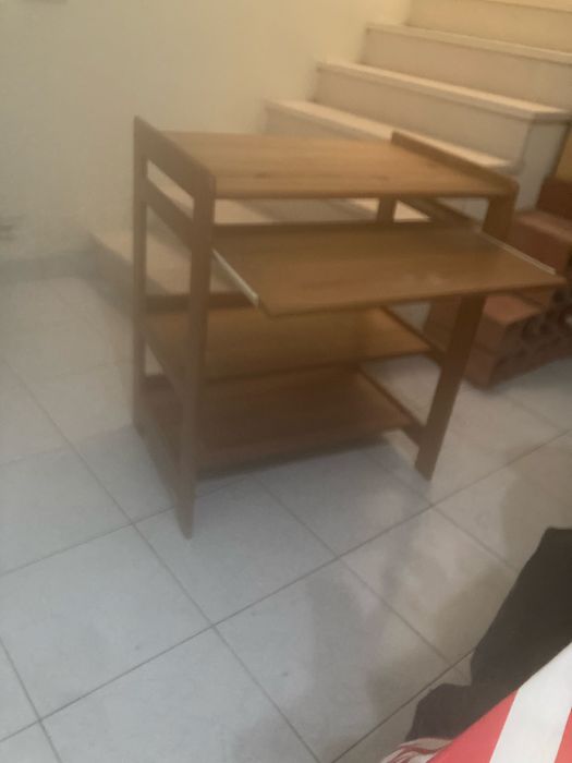 Mesa secretária de computador e teclado