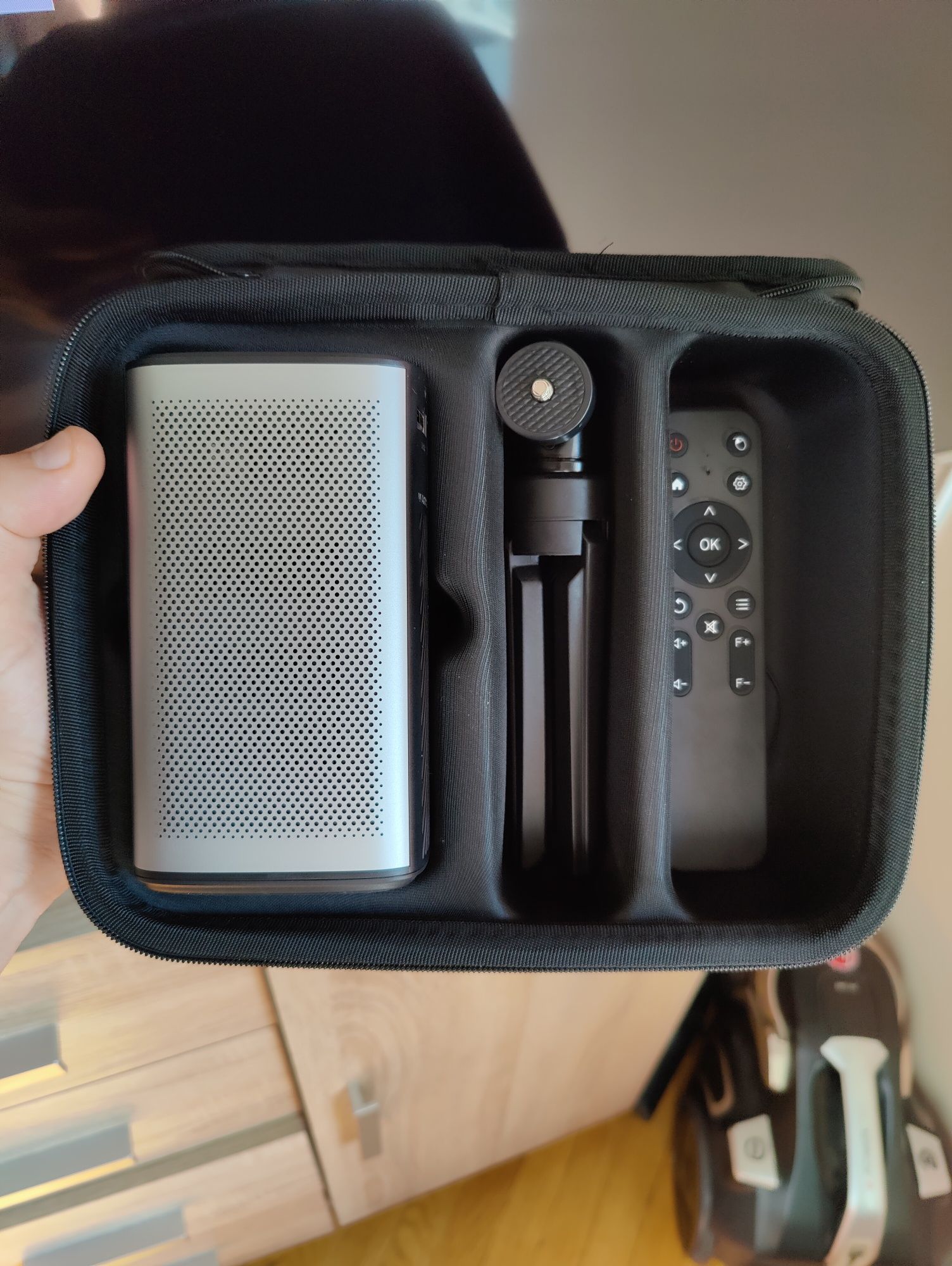 Byintek P70 DLP projektor, 8000 mAh, z Androidem