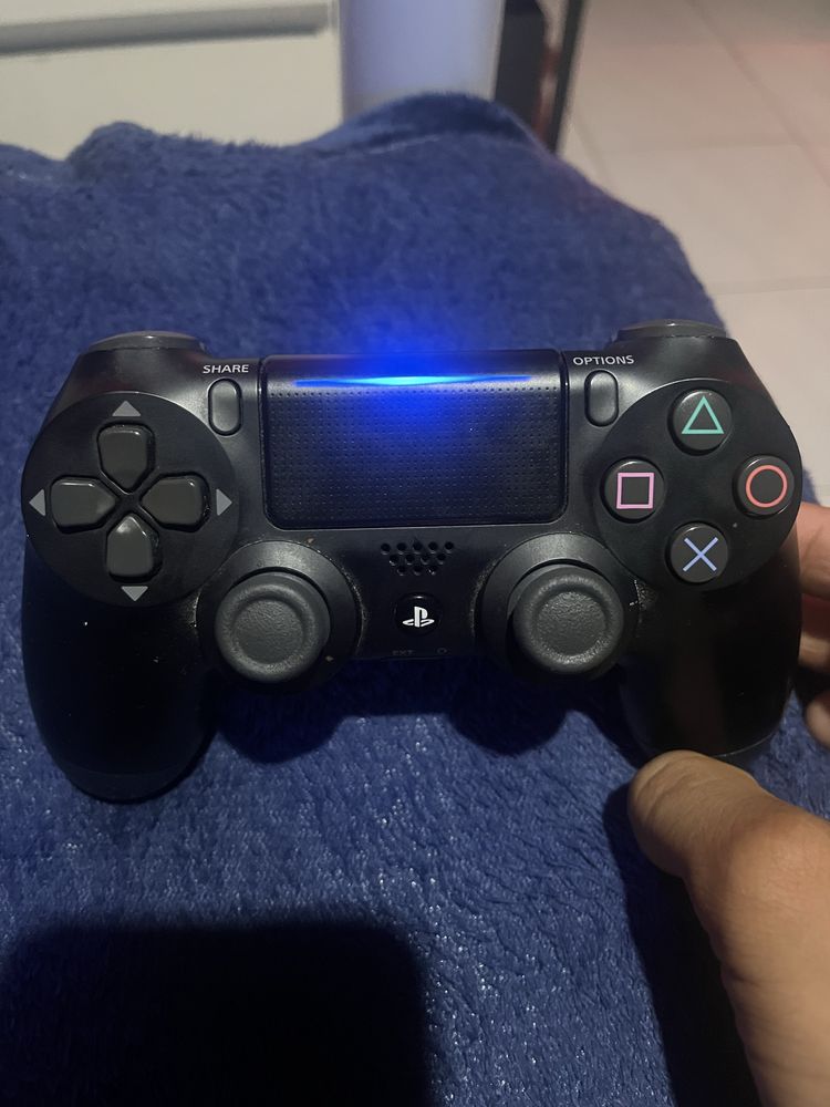 Ps4 com 1 comando