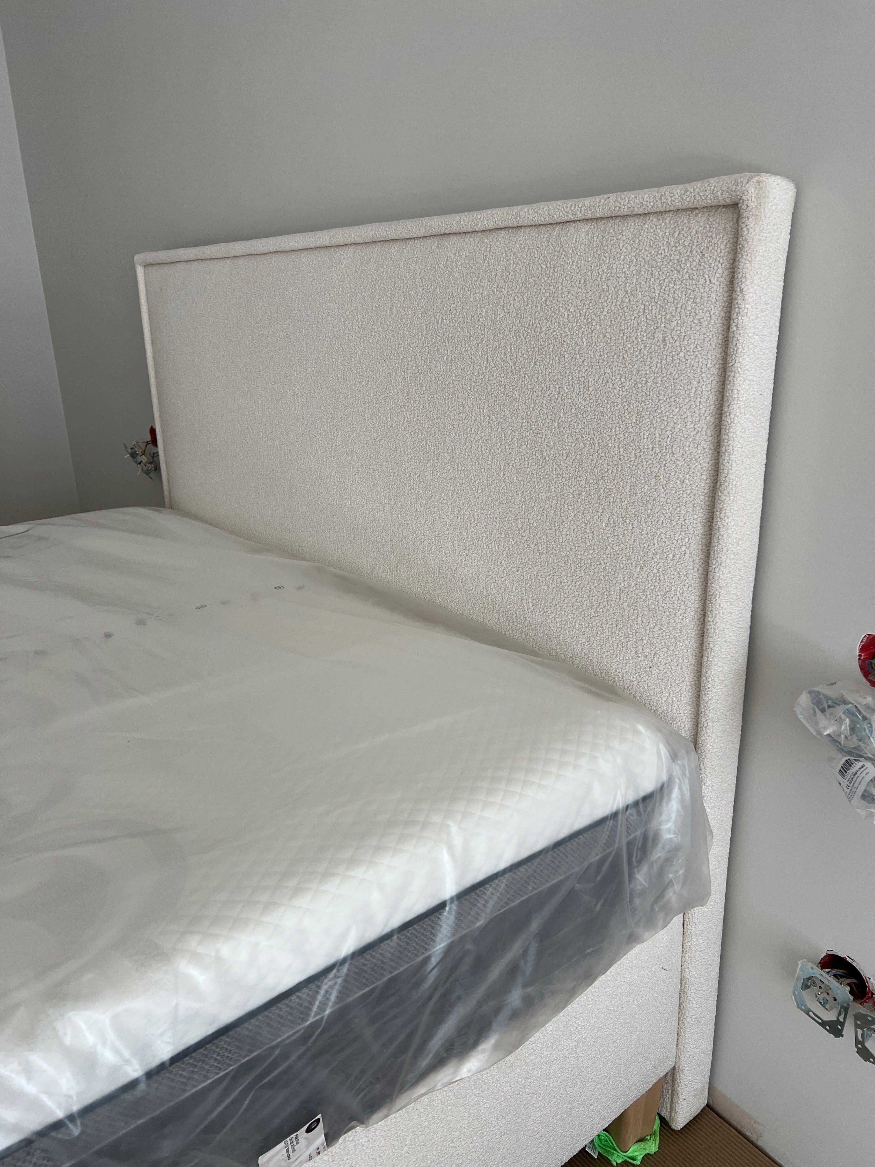 [NOWE] Łóżko kontynentalne, tapicerowane Trunk 3.0 Sealy