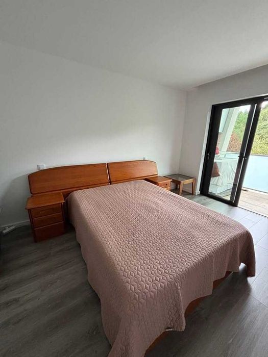 Vendo cama (sem colchão) com 2 mesas de cabeceira em ótimo estado