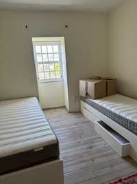 Duas camas solteiro com gavetões e 2 colchões