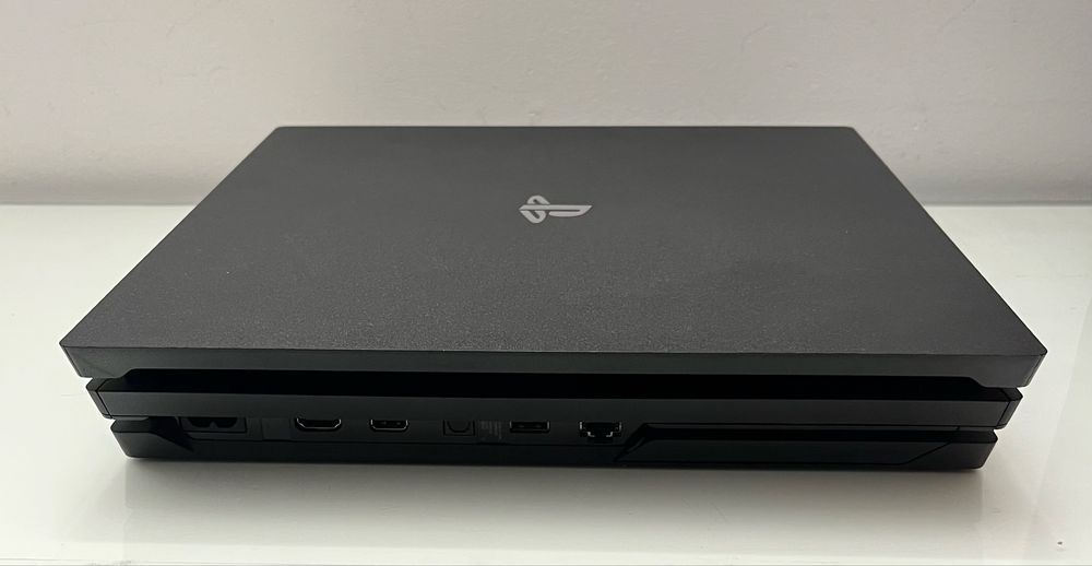 PlayStation 4 PRO + Comando