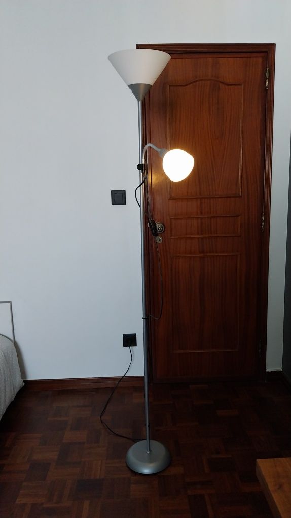 Candeeiro de pé com lâmpada de leitura (sem lâmpada)