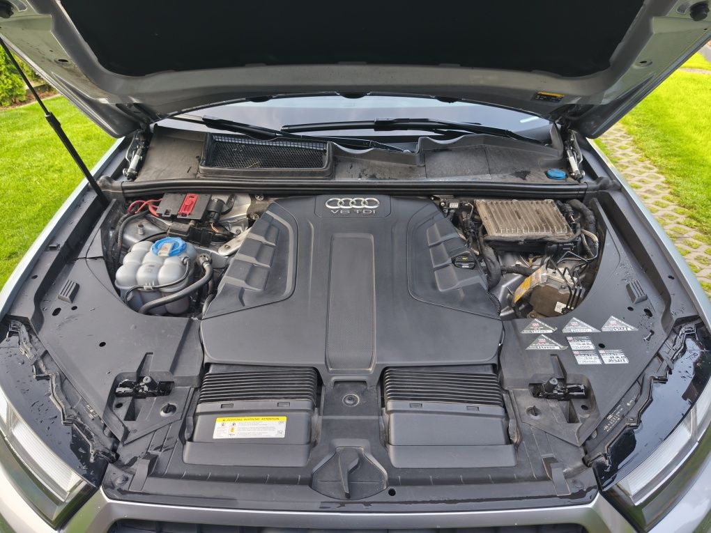 Audi Q7 salon Polska 7 osobowy.